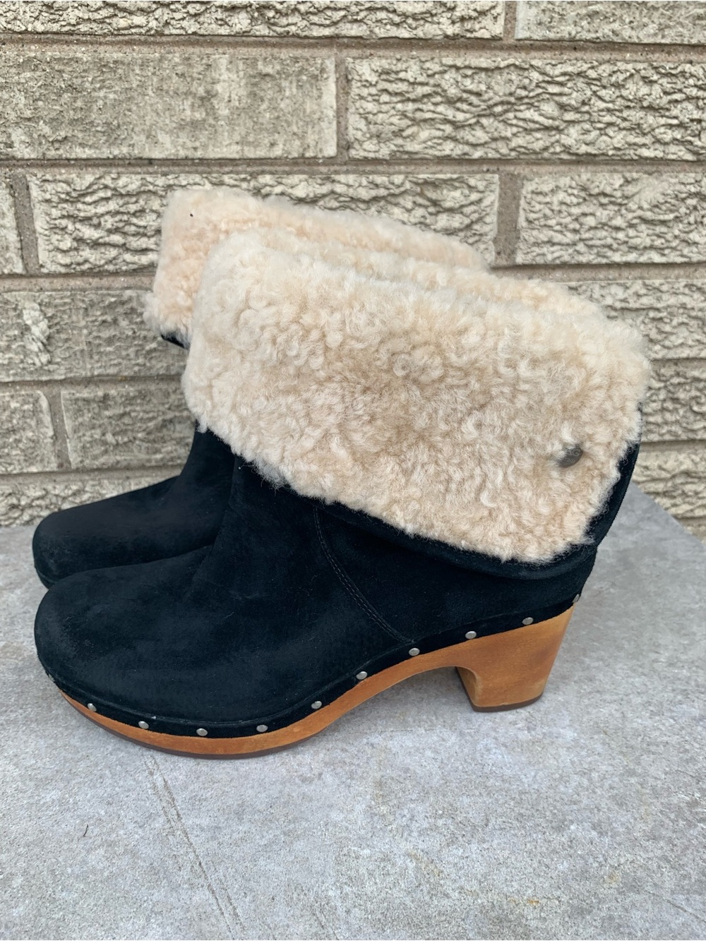 UGG Australia Lynnea Sheepskin Winter Boots Womens Size 8 Black Leather